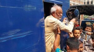 হেলমেট ছুঁড়ে ফেলে আখতারুজ্জামান বললেন, ‘কেন আমি হেলমেট পরব’