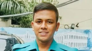 মটরসাইকেল ধাওয়া করতে গিয়ে বাসের ধাক্কায় পুলিশ সদস্য নিহত