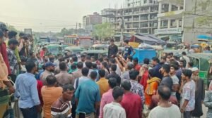 রাজধানীতে অটোরিকশা বন্ধের প্রতিবাদে চালকদের সড়ক অবরোধ
