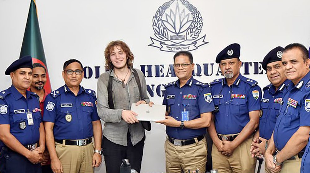 জার্মান পর্যটক ফিরে পেলেন তার চুরি হওয়া ল্যাপটপটি