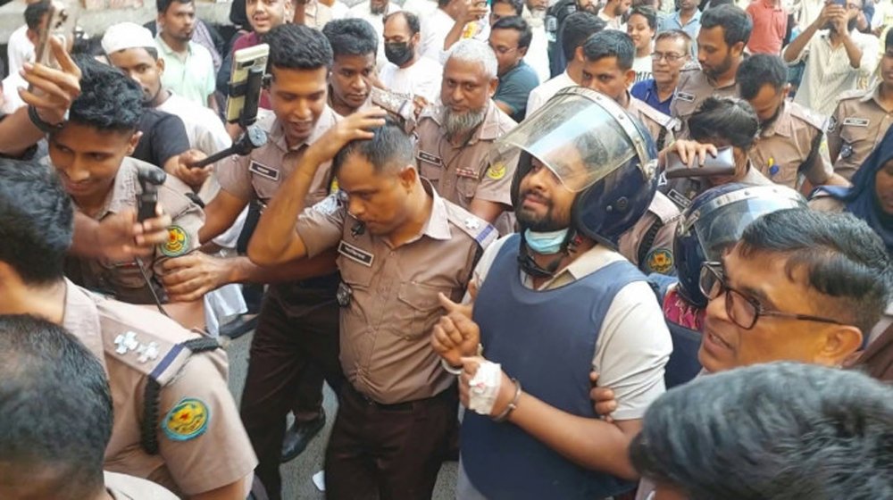 আয়াশ ও রিমির শুনানিতে হট্টগোল – মারামারি, এজলাস ছাড়লেন বিচারক