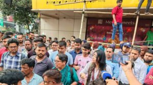 শিল্পী – সংস্কৃতি কর্মীদের মানববন্ধনে ‘জয় বাংলা’ স্লোগান, ছাত্র ইউনিয়নের সাবেক সভাপতি আটক